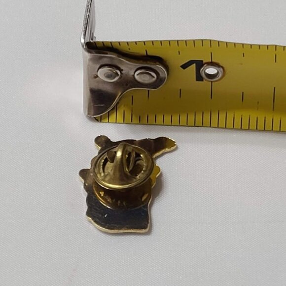 Vintage USA Map Enamel Lapel Pin 1" Gold & Black Letters in Red White & Blue - Picture 6 of 6